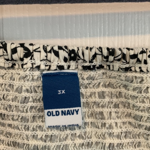 NWT Old Navy Black/White floral button down short sleeve top Plus size 3X - Picture 2 of 8